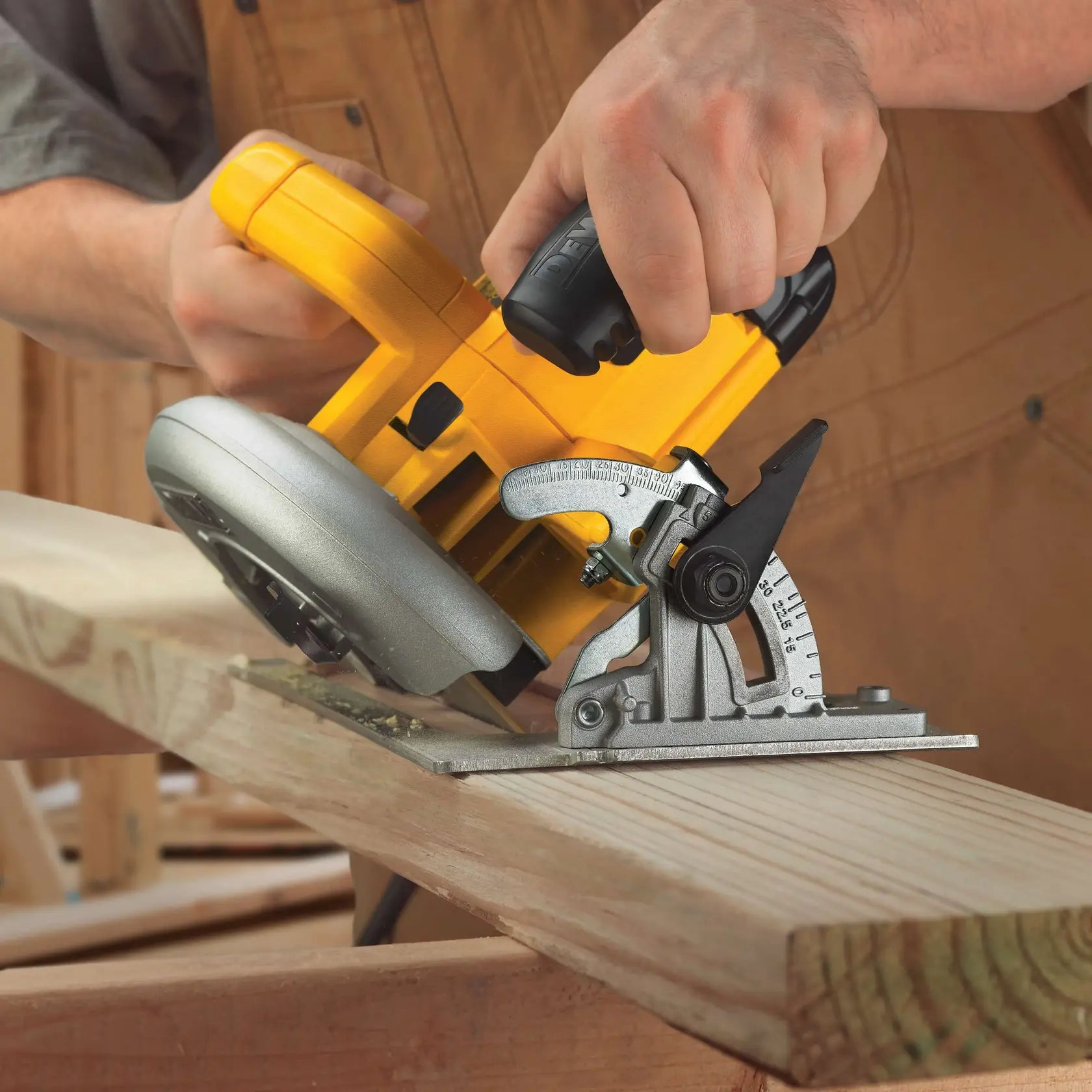 DeWalt DWE575 7 1/4 in. Lightweight Circular Saw - image 7