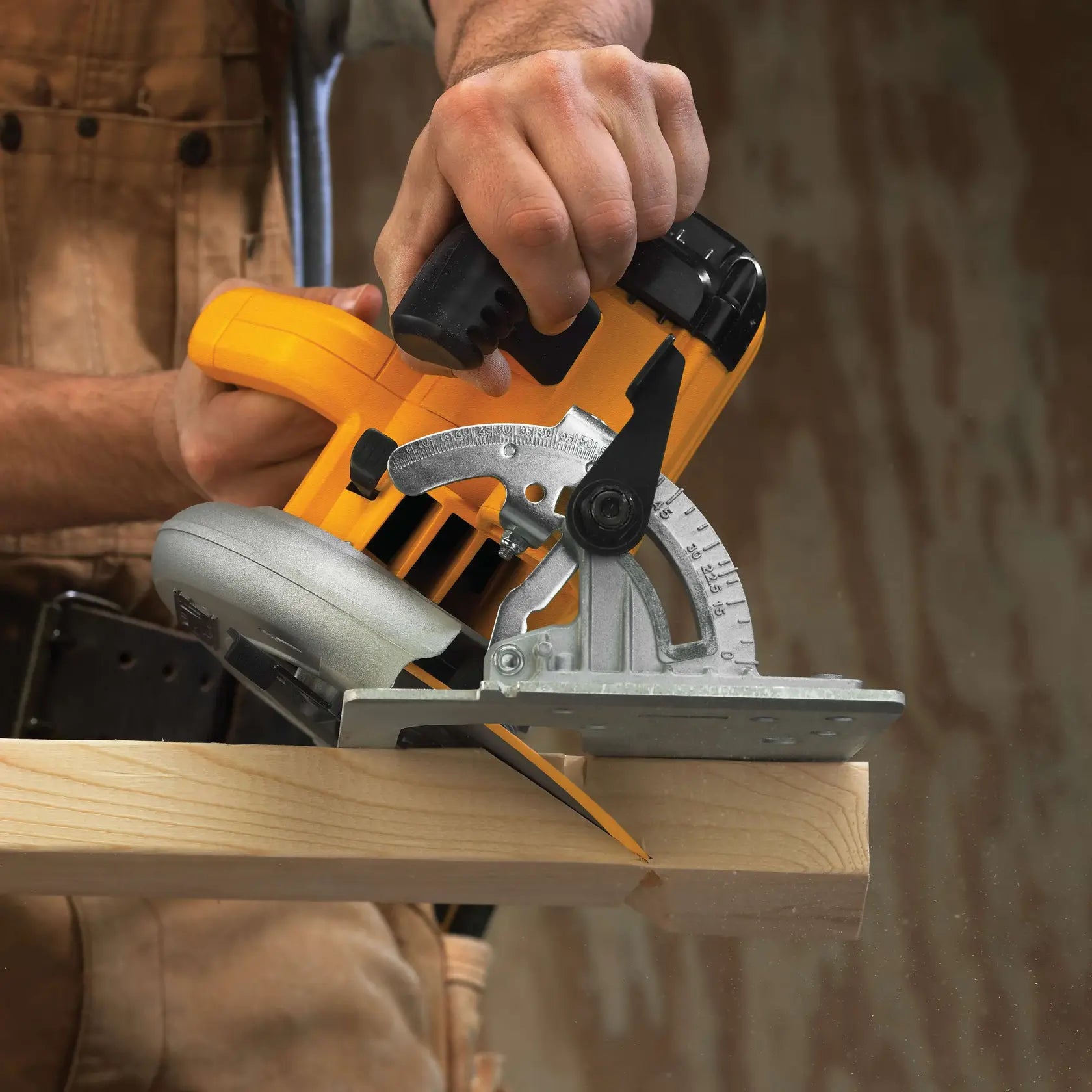 DeWalt DWE575 7 1/4 in. Lightweight Circular Saw - image 8