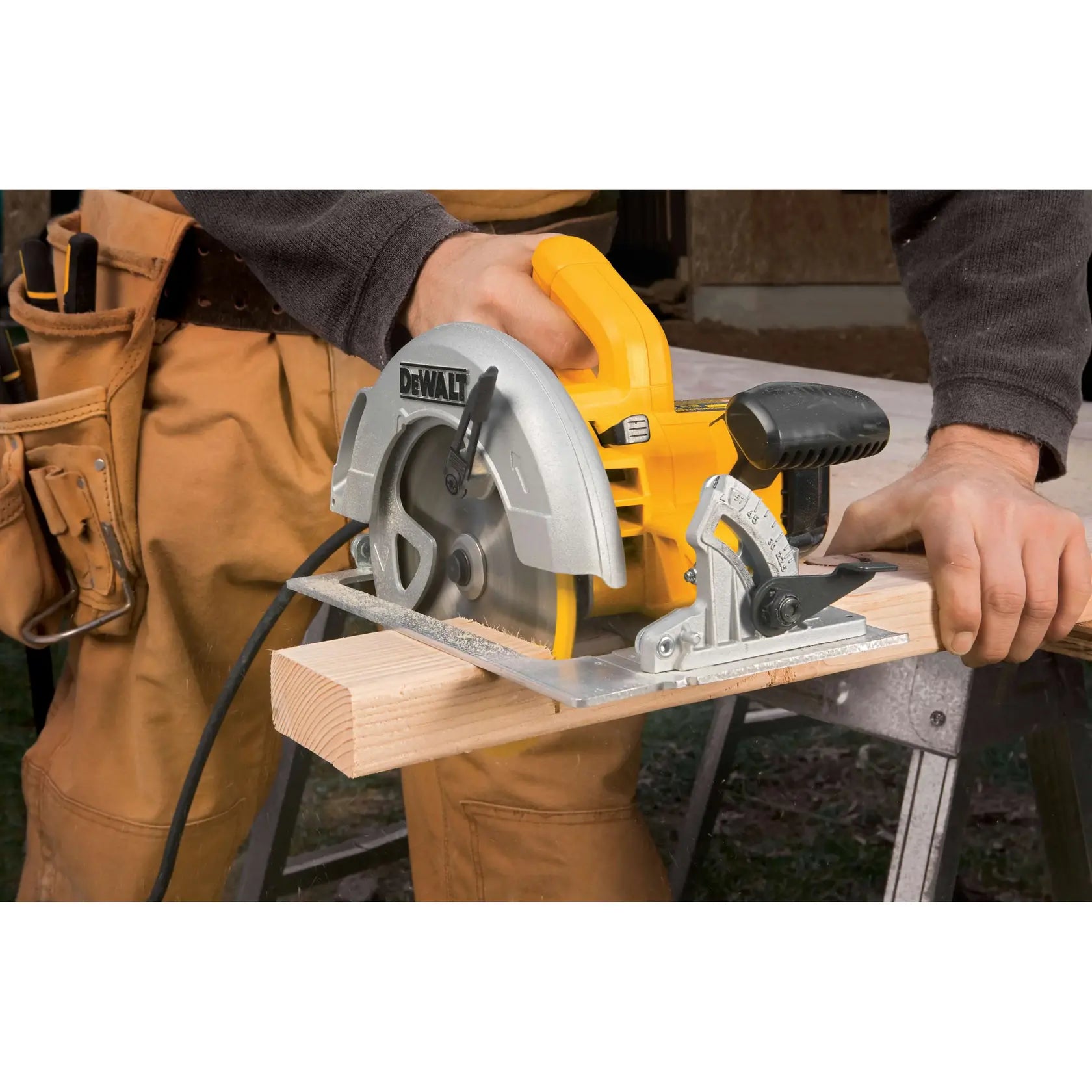 DeWalt DWE575 7 1/4 in. Lightweight Circular Saw - image 9