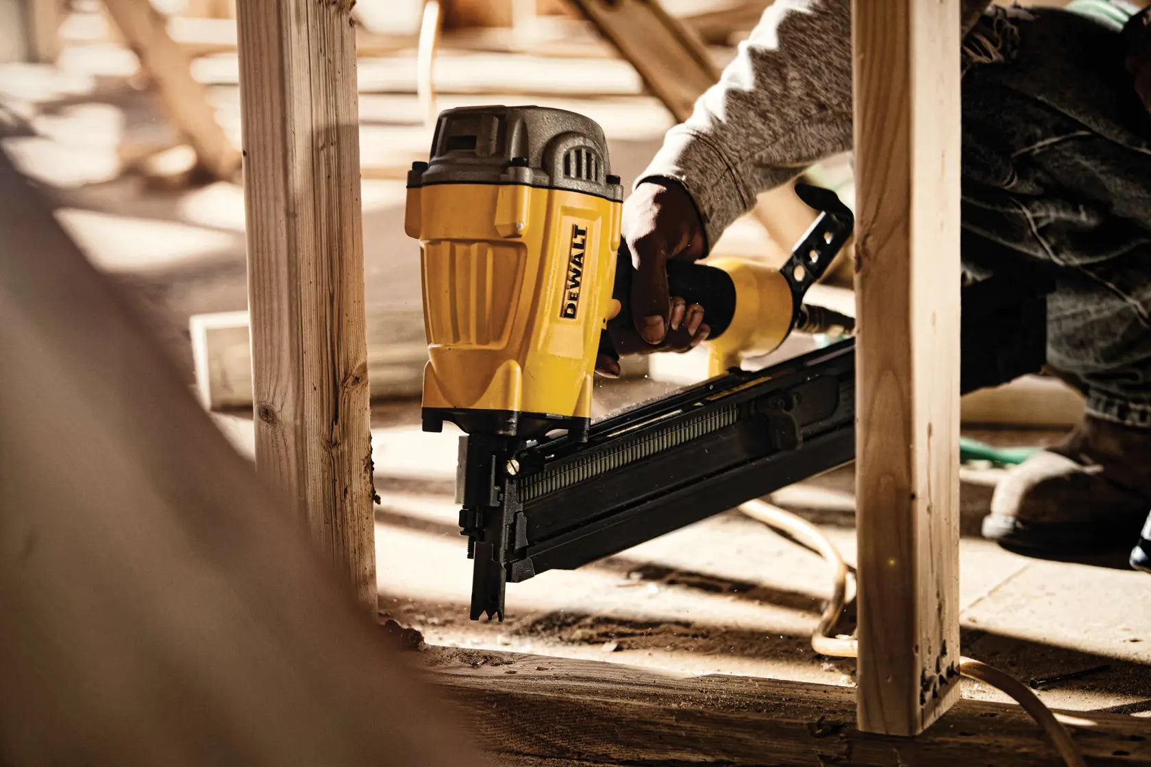 DeWalt DWF83WW 28 degree wire weld framing nailer - image 4