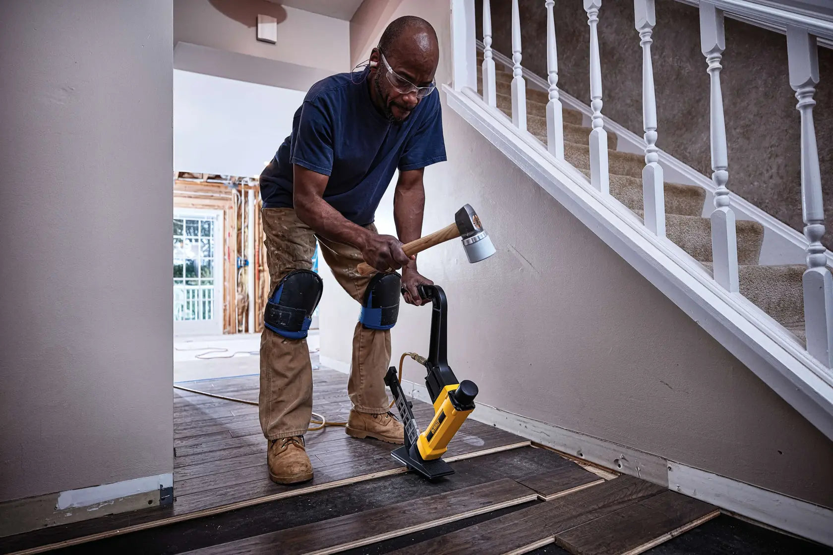 DeWalt DWFP12569 2-in-1 Flooring Tool - image 5