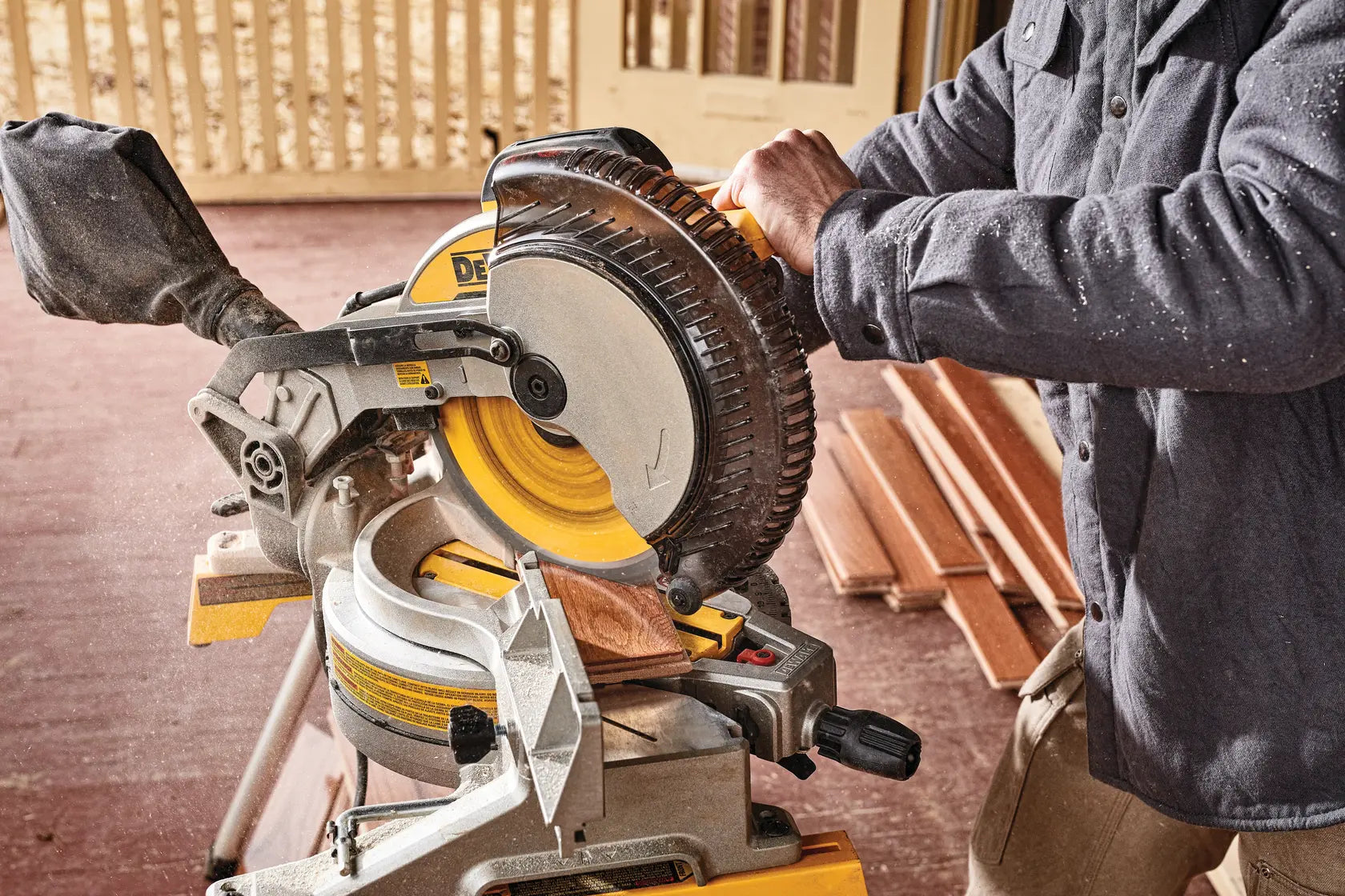 DeWalt DWS713 15A 10 in. Single-Bevel Compound Miter Saw - image 5