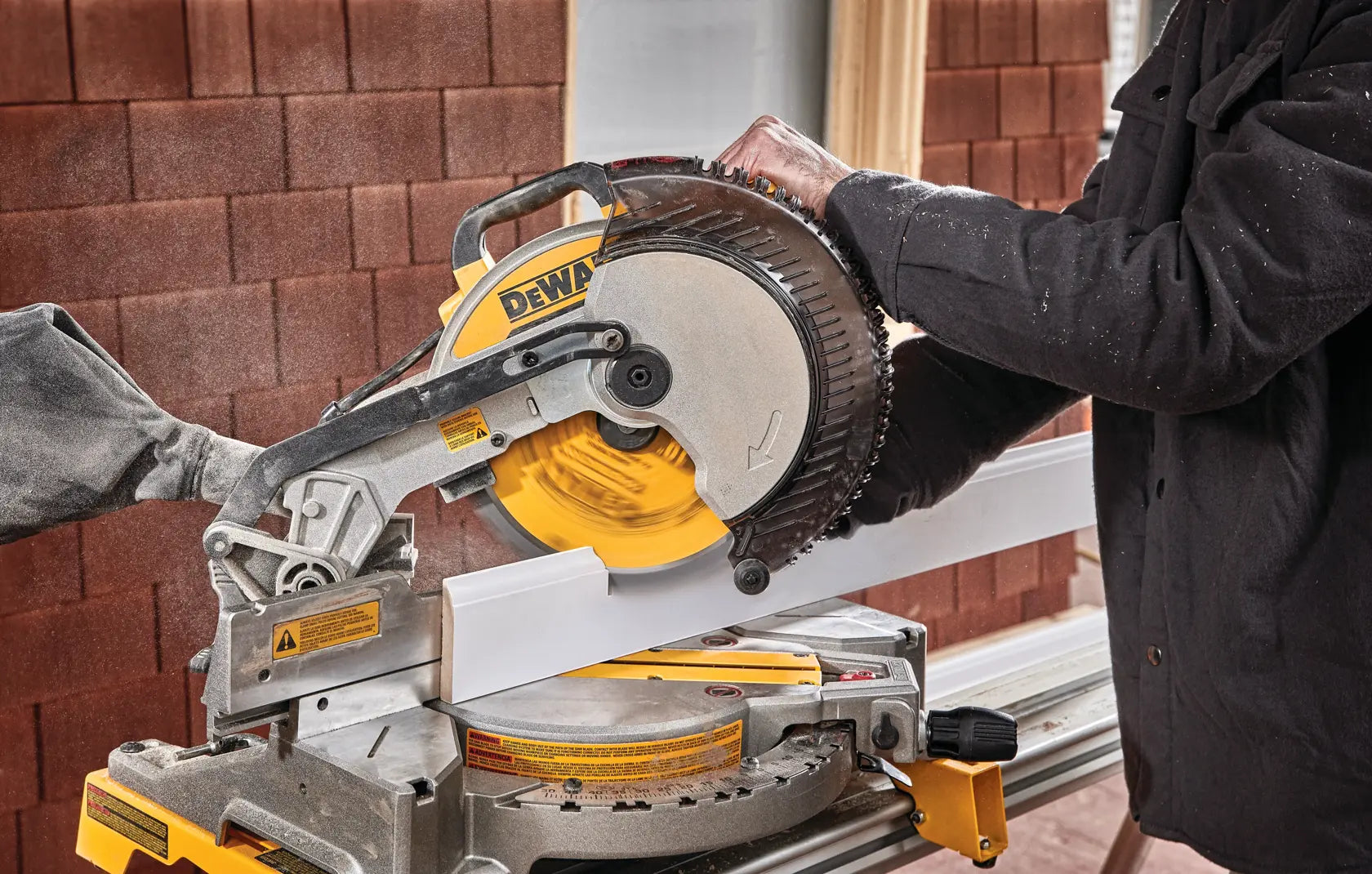 DeWalt DWS713 15A 10 in. Single-Bevel Compound Miter Saw - image 6
