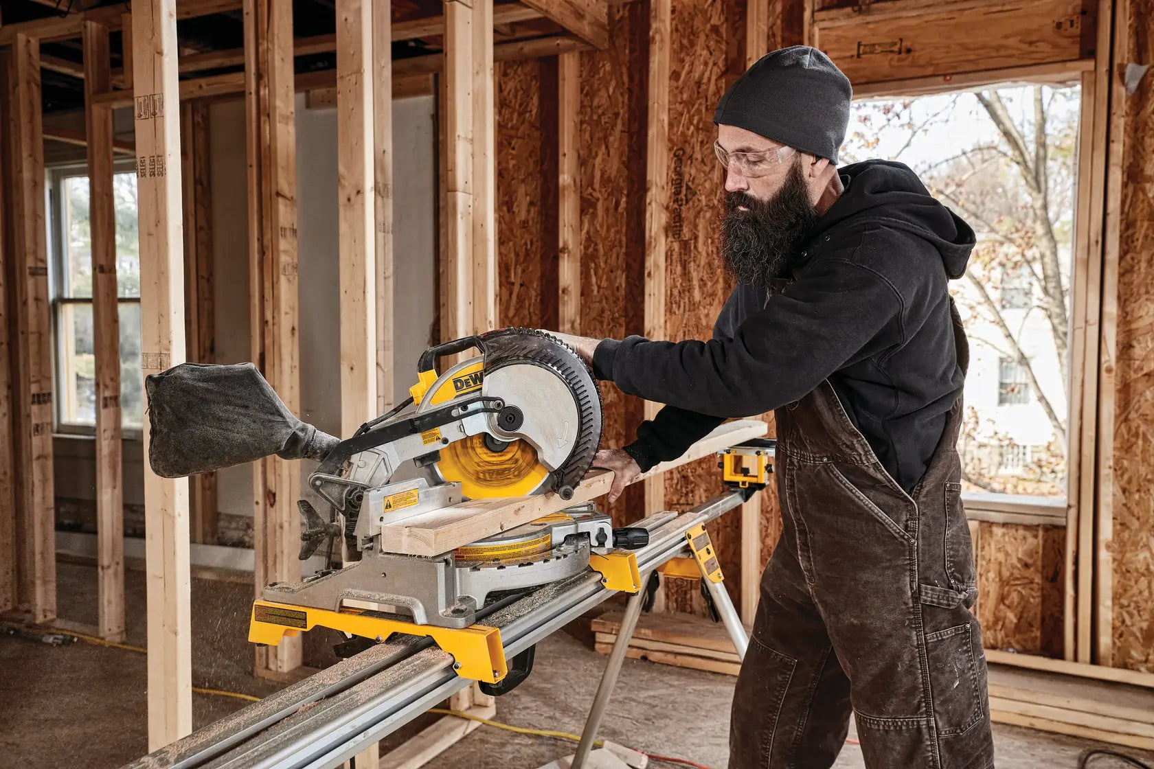 DeWalt DWS713 15A 10 in. Single-Bevel Compound Miter Saw - image 7
