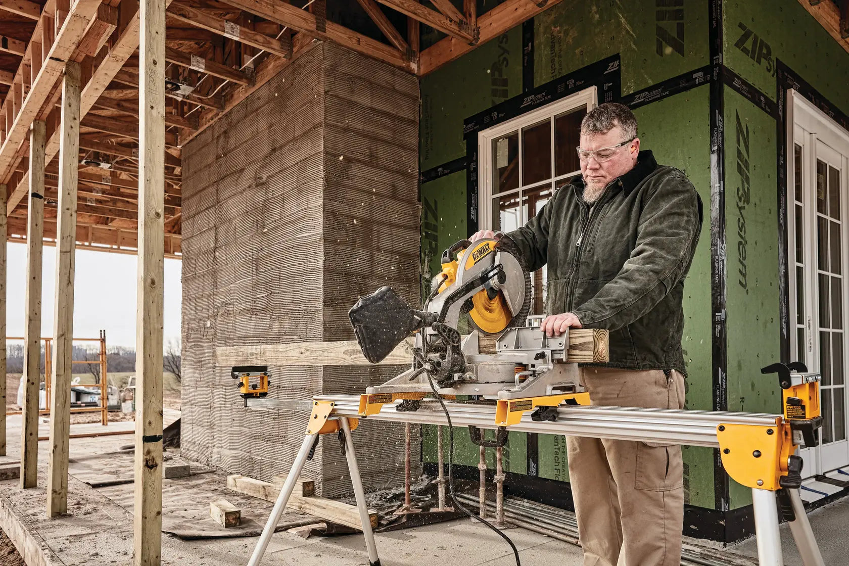 DeWalt DWS715 12 in. 15A Single-Bevel Compound Miter Saw - image 7