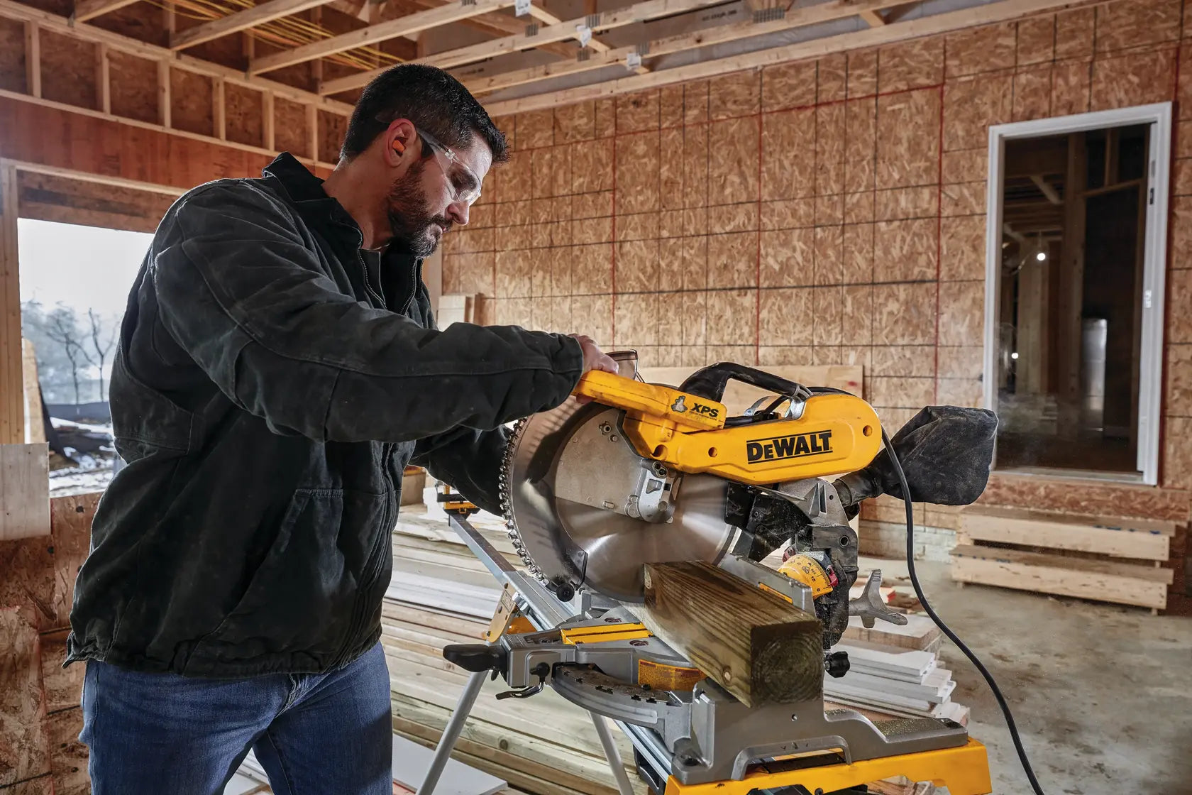 DeWalt DWS716XPS 15 Amp 12 in. Double-Bevel Compound Miter Saw With CUTLINE Blade Positioning System - image 7