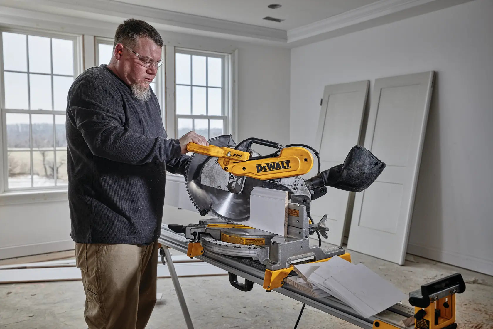 DeWalt DWS716XPS 15 Amp 12 in. Double-Bevel Compound Miter Saw With CUTLINE Blade Positioning System - image 8