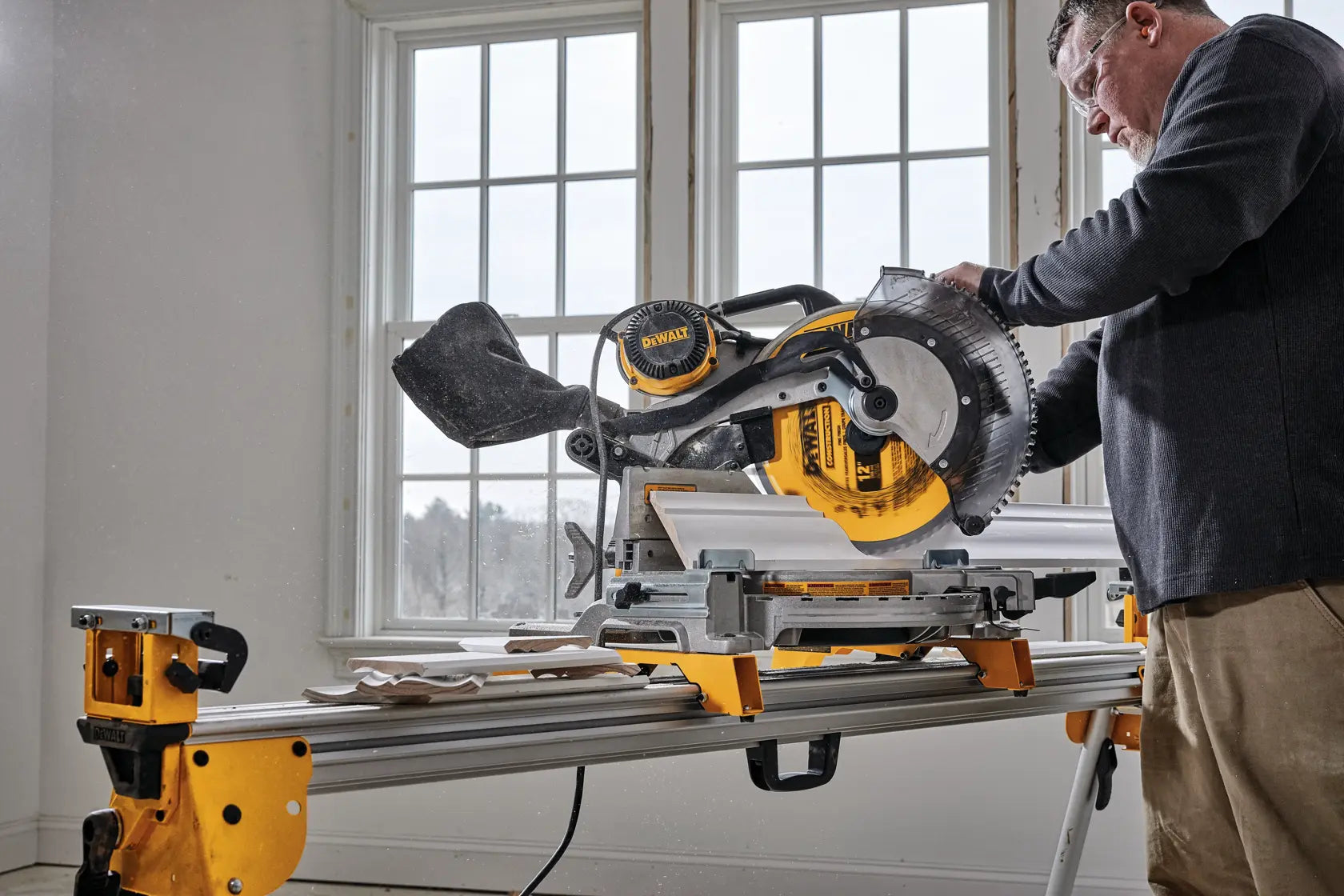 DeWalt DWS716XPS 15 Amp 12 in. Double-Bevel Compound Miter Saw With CUTLINE Blade Positioning System - image 9