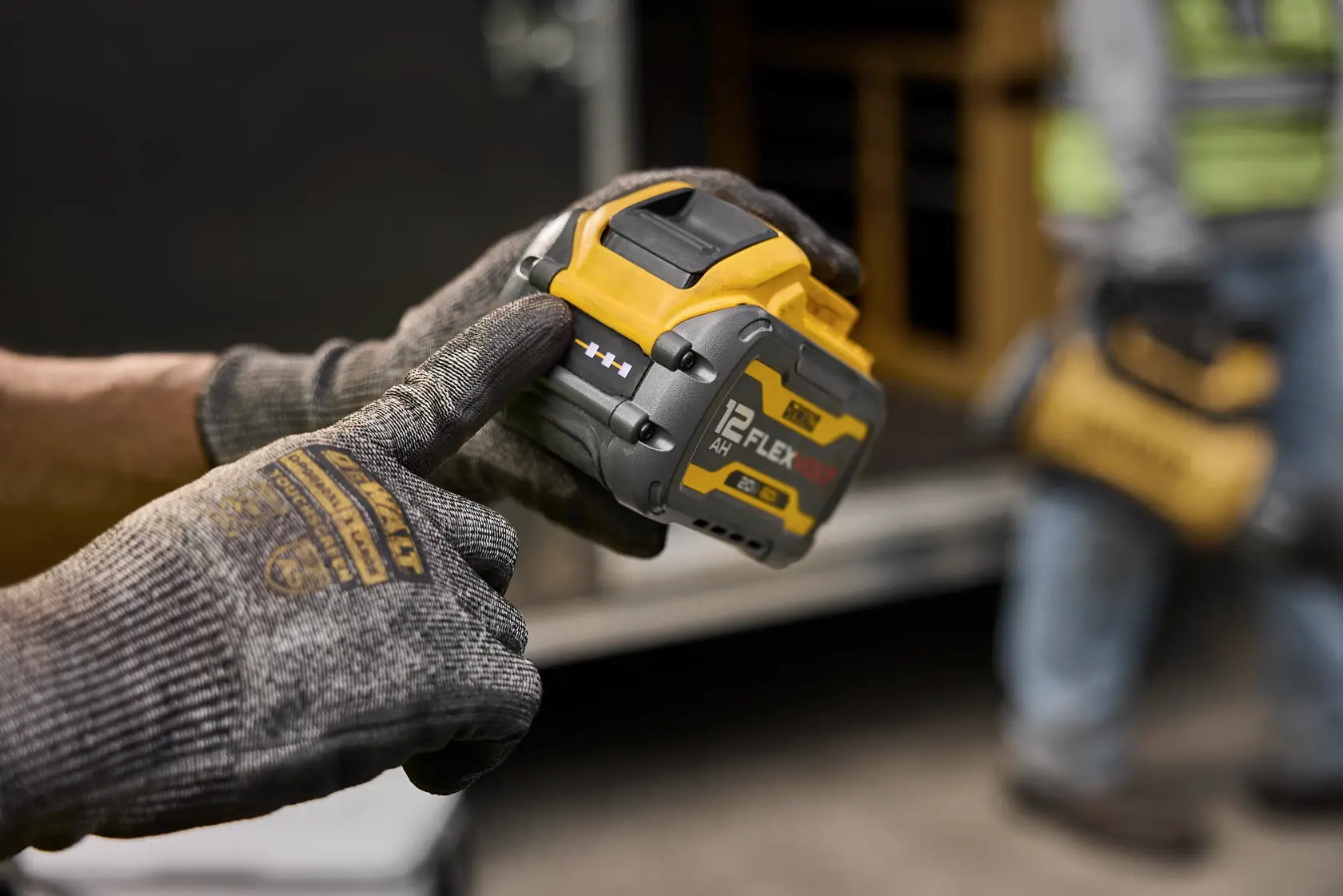 DeWalt DCB1404 12V MAX/20V MAX/FLEXVOLT 4 Amp Multiport Charger - image 9